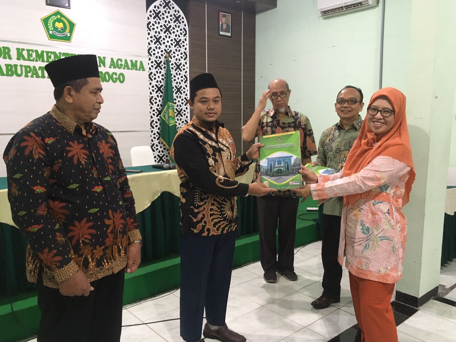 Prestasi Gemilang: Bapak Bonaji, M.Pd Raih Juara 1 dalam Pelatihan Keluarga Sakinah di Kemenag Ponorogo