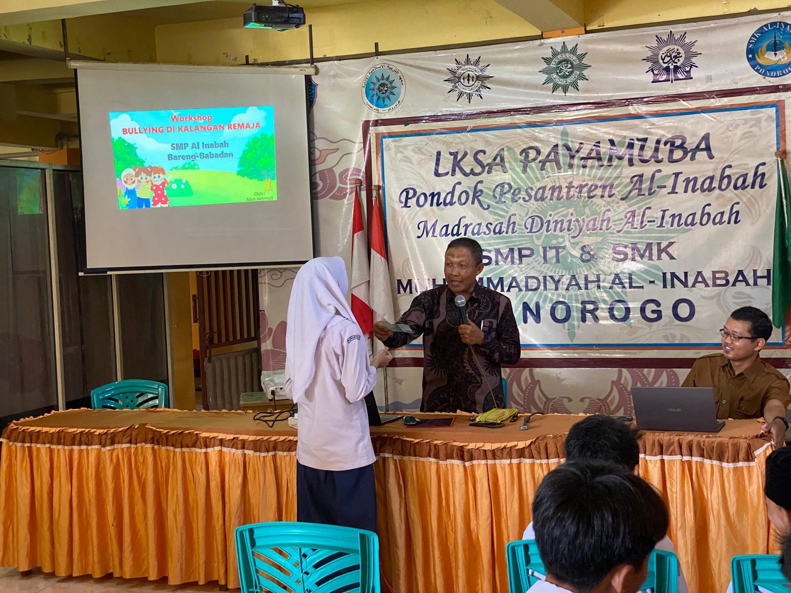 Workshop Pencegahan Bullying di Kalangan Remaja Bersama Dr. Agus Akhmadi di SMP IT Al-Inabah